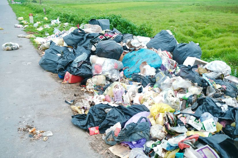 Spontaneous garbage collection point on National Highway 46, Nghe An province. Photo: Mai Ngan