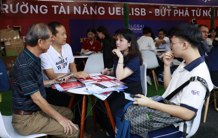 Students and parents listen to enrollment advice in Ho Chi Minh City. Photo: Chan Phuc