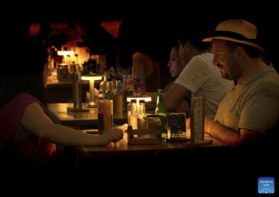 Clientes cenando en un restaurante iluminado con luces de pilas tras un corte de energía en La Habana, Cuba, en febrero de 2025. Foto: Xinhua