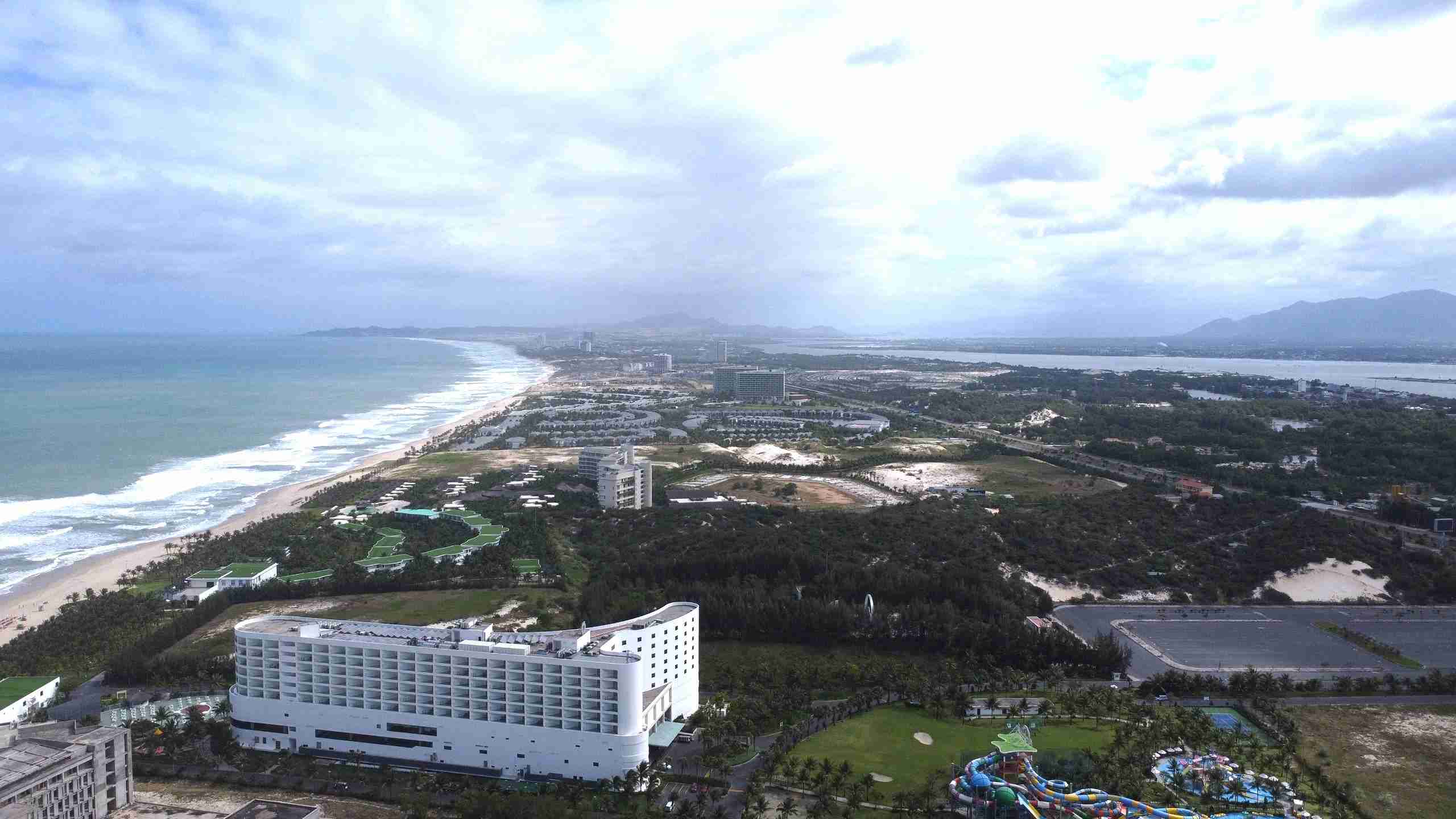 Some resort projects in Khanh Hoa have been extended land use by the locality in the past time. Photo: Huu Long