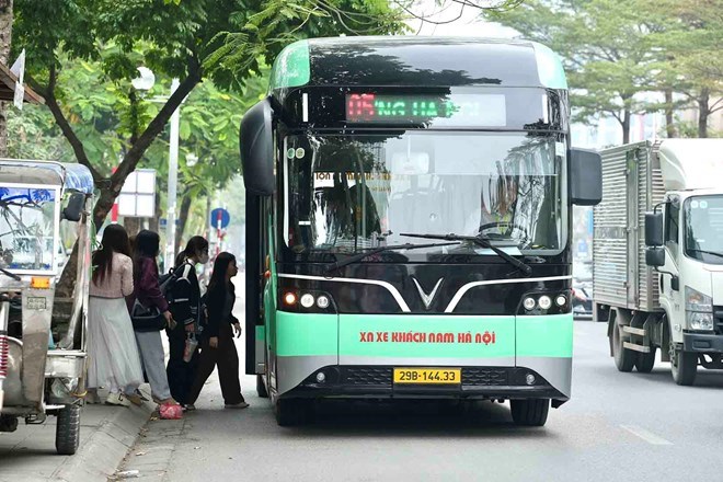 Quy định miễn, giảm giá vé dịch vụ công cộng cho học sinh, sinh viên được bạn đọc quan tâm. Trong ảnh là học sinh, sinh viên tại Hà Nội sử dụng phương tiện xe buýt. Ảnh: Hữu Chánh
