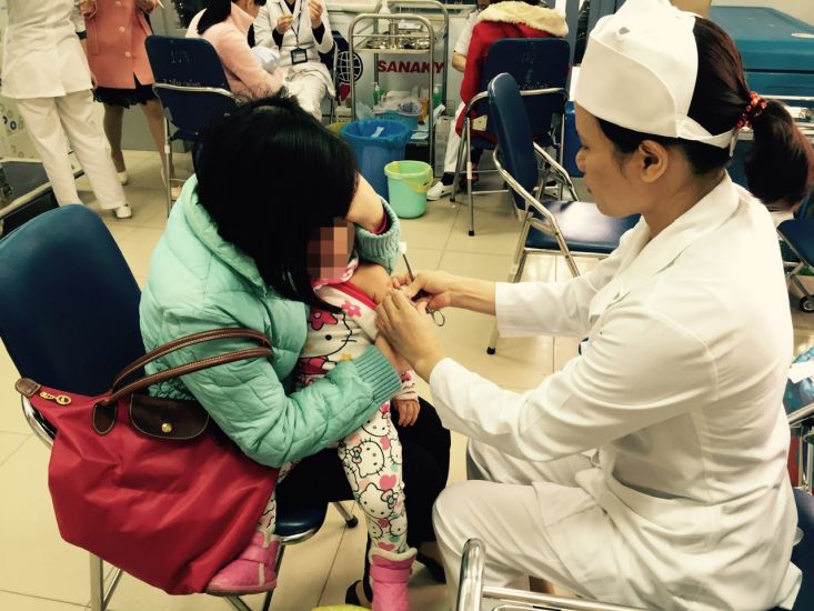 Compensation of more than 100 million VND if complications occur after compulsory vaccination. Photo: Ha Le