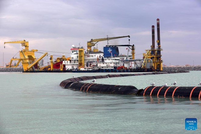 Close-up of the maintenance process at Khor al-Zubair port, southern Iraq. Photo: Xinhua