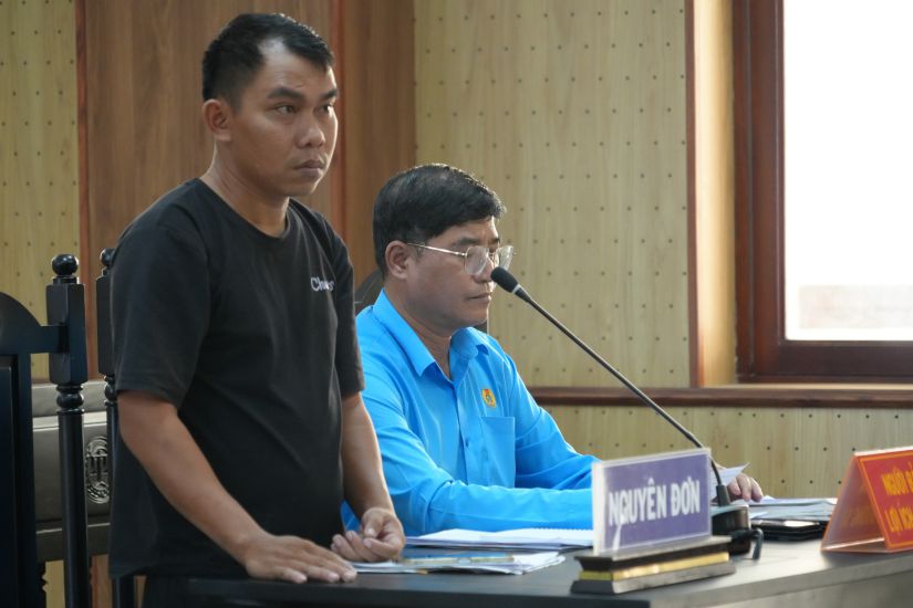 Mr. Ho Thanh Thinh (standing) in the appellate court hearing the dispute over expenses and compensation for workers who suffered labor accidents. Photo: Thanh An