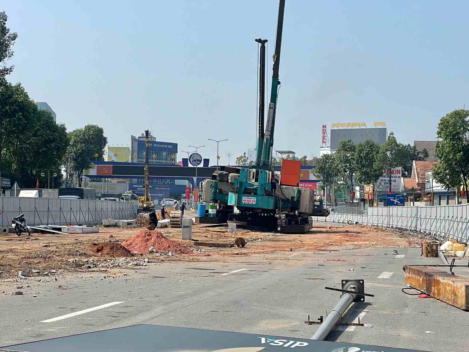 Bên trong công trường thi công hầm chui. Ảnh: Đình Trọng