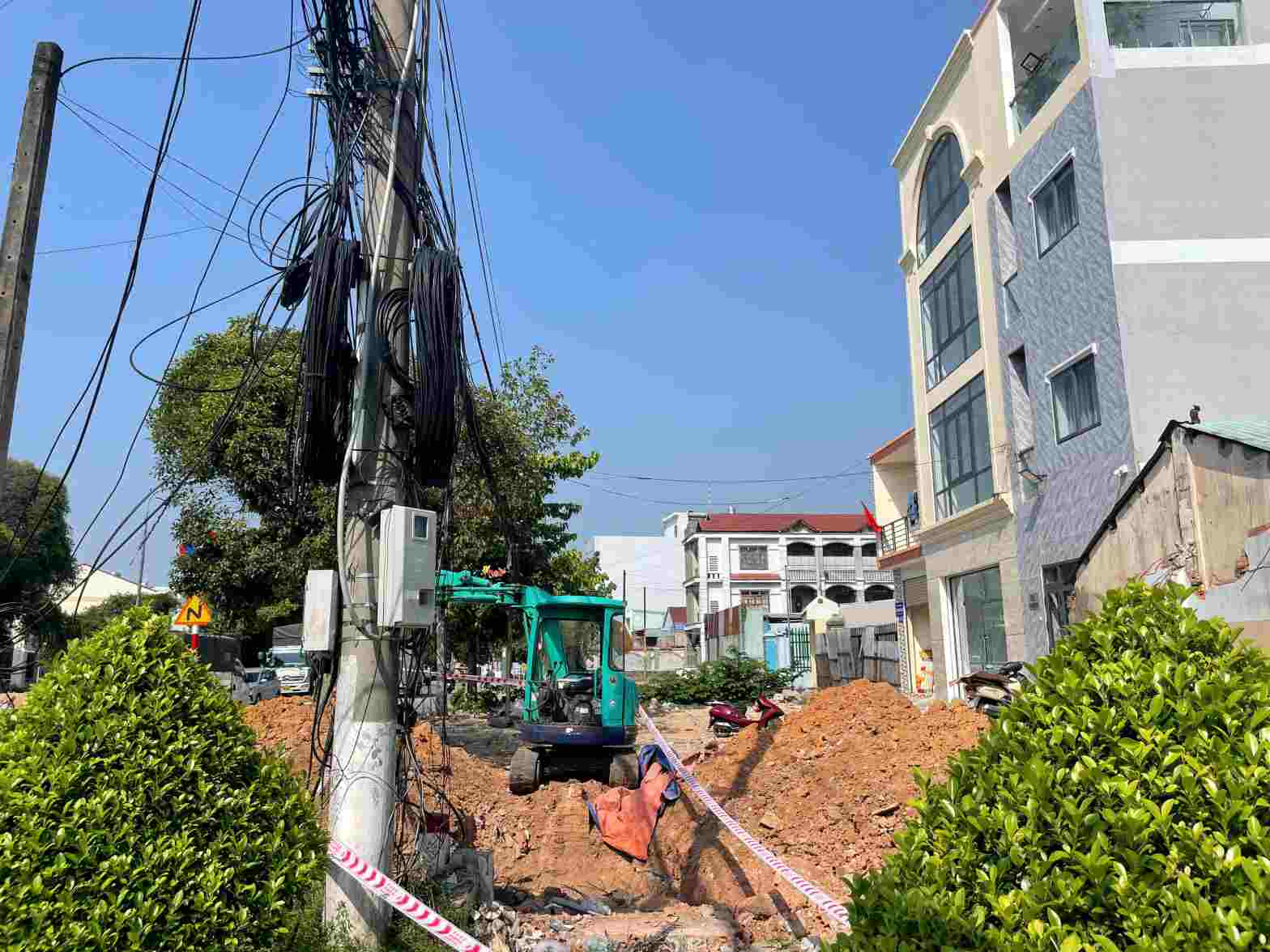 Các đơn vị đang khẩn trương hoàn tất công tác giải phóng mặt bằng để thi công đường dẫn vào hầm chui phía bên đường Huỳnh Văn Cù. Ảnh: Đình Trọng