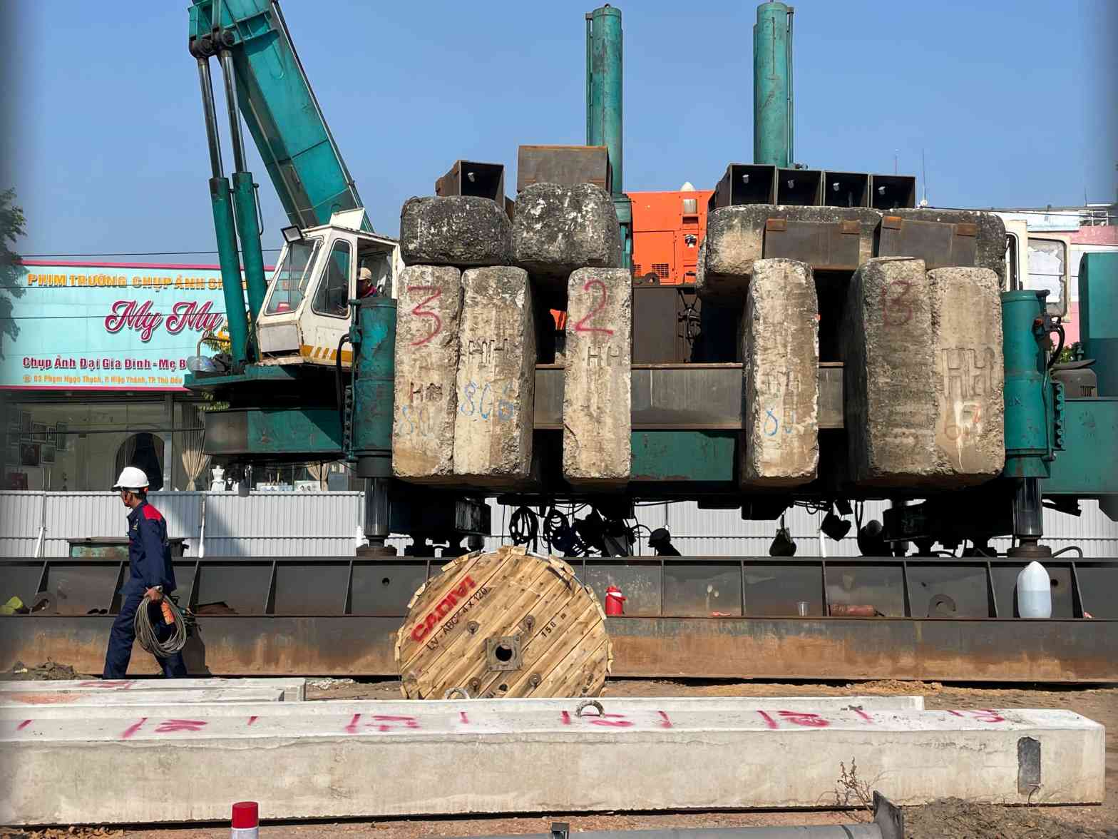 The contractor is constructing the first items to build the Phuoc Kien underpass. Photo: Dinh Trong