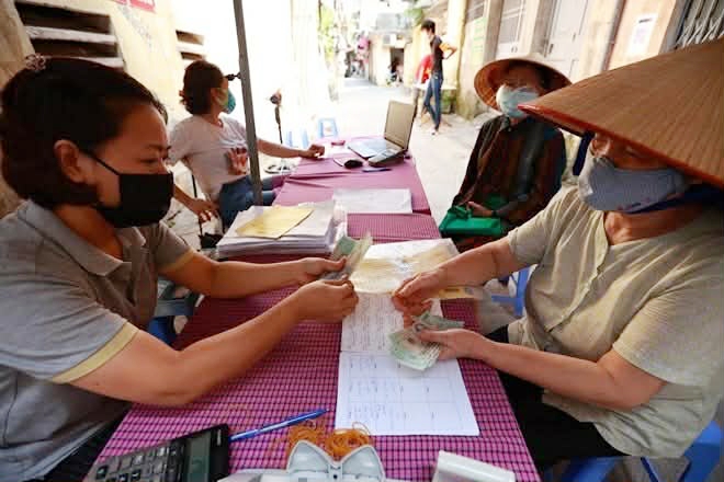 Many retirees said that with a pension of about 6 million VND/month, they still have to spend sparingly. Photo: Hai Nguyen