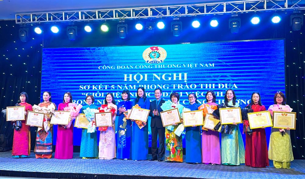 Representatives of the leaders of the Vietnam General Confederation of Labour and the Vietnam Industry and Trade Union awarded Certificates of Merit to typical women in the emulation movement "Good at work - Good at home". Photo: Thuy Linh