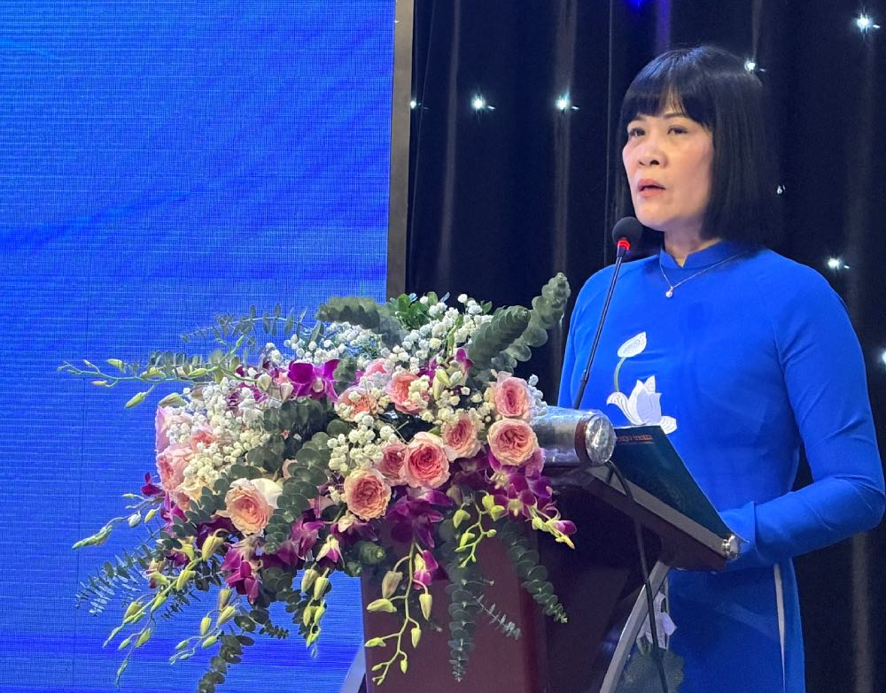 Bà Đỗ Hồng Vân, Ủy viên Đoàn Chủ tịch, Phó Trưởng Ban Quan hệ Lao động Tổng LĐLĐVN phát biểu động viên nữ CNVCLĐ ngành Công Thương. Ảnh: Thùy Linh