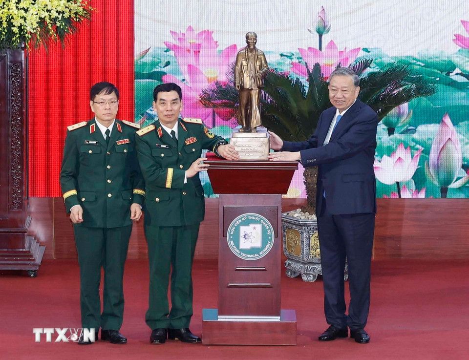 Tổng Bí thư Tô Lâm tặng bức tượng Chủ tịch Hồ Chí Minh cho Học viện Kỹ thuật quân sự. Ảnh: TTXVN 