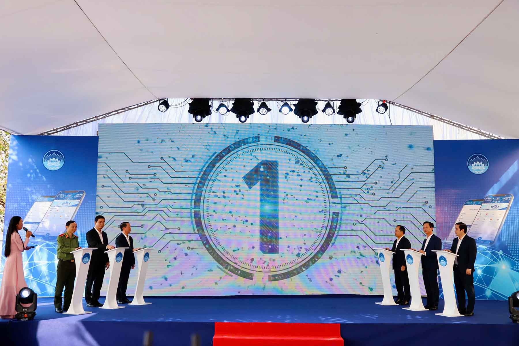 Ritual of pressing the button to deploy the Ha Tinh digital citizen application (i-HaTinh) integrating the field feedback platform. Photo: Tran Tuan