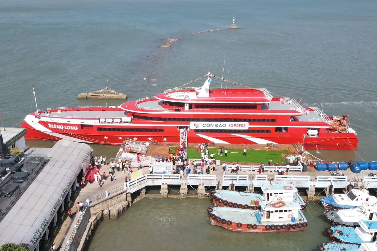 Thang Long high-speed train at the port in Vung Tau ward. Photo: Thanh An