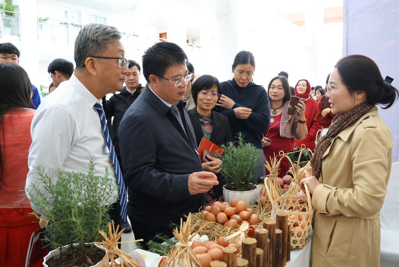 Teacher Nguyen Thuy Phuong Tram, Duc Trong High School (Lam Dong province) introduces the "Herbal Chicken Egg" project at the Lam Dong province's Innovative Startup competition in 2025. Photo: Vo Lan