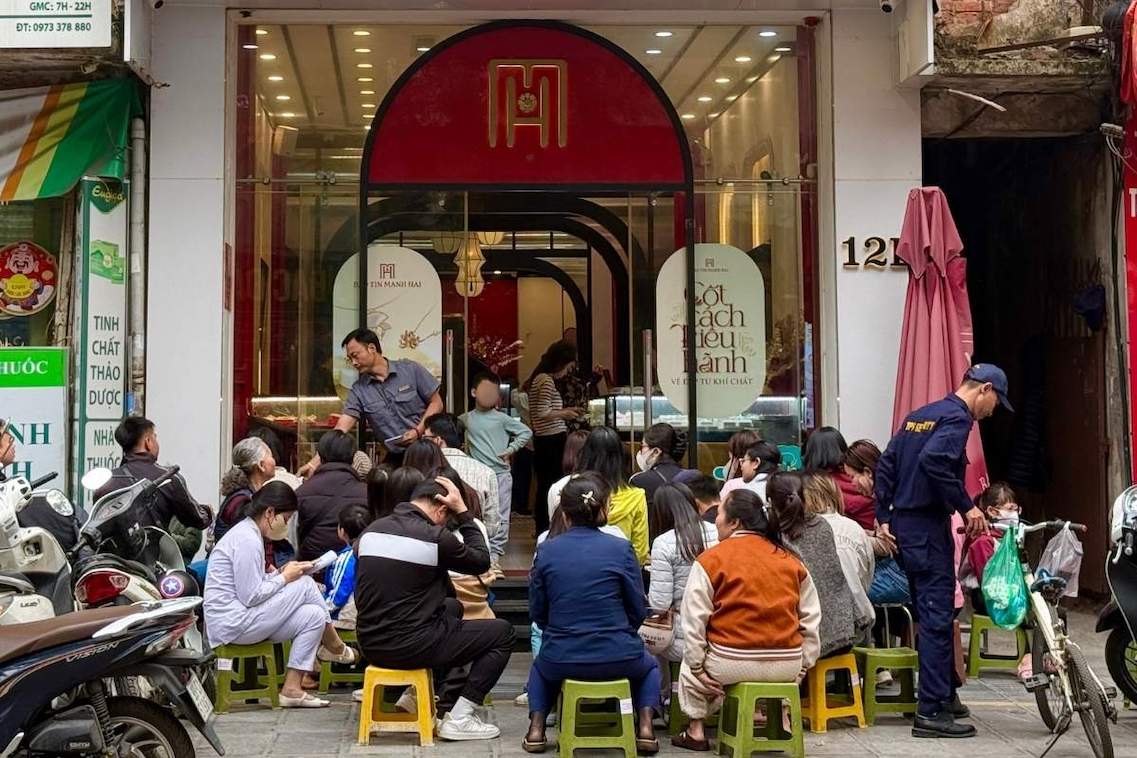 Nhiều khách hàng kiên nhẫn chờ hàng giờ để mua vàng nhẫn dù giá vàng neo ở ngưỡng cao. Ảnh: Lệ Hà  