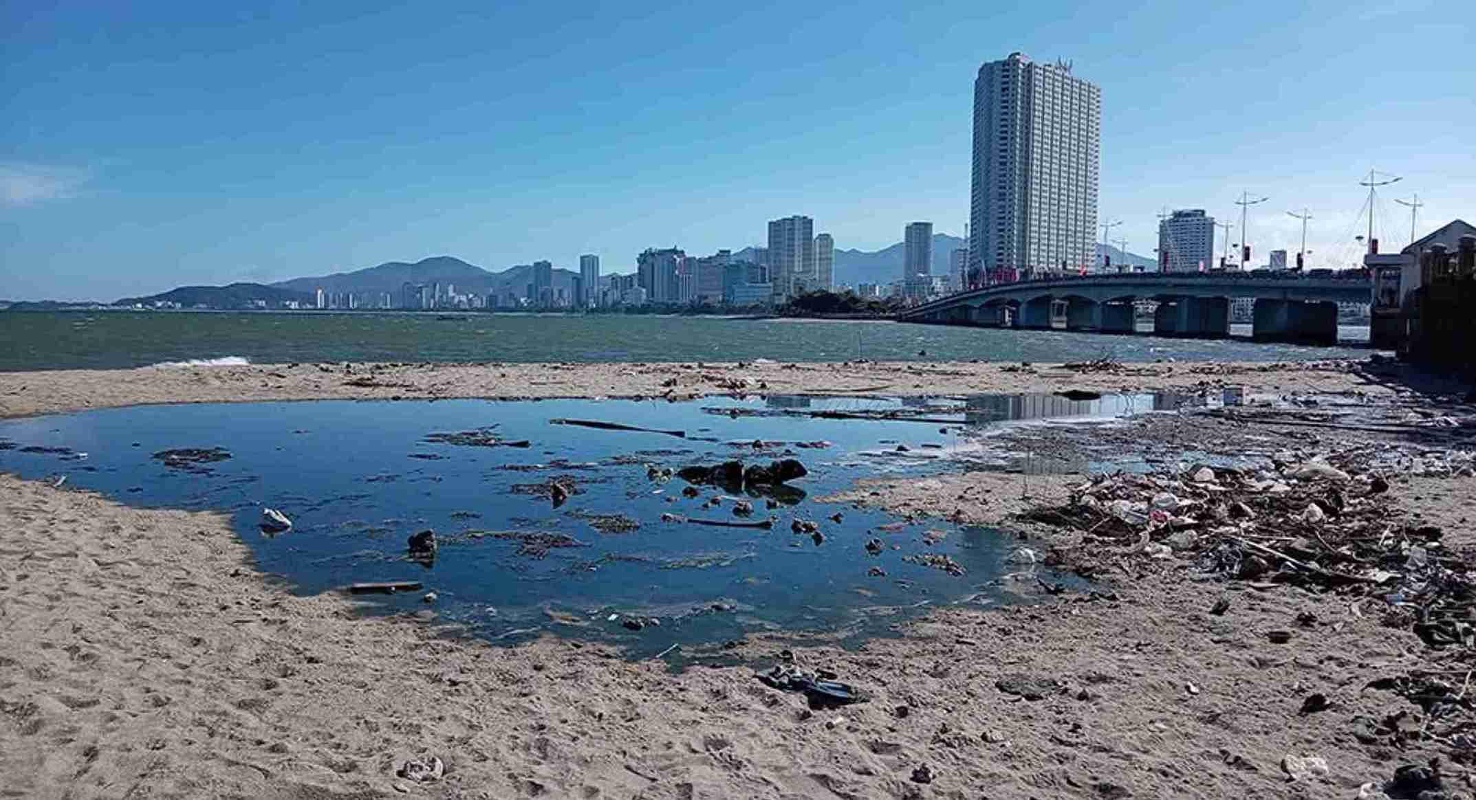 Cơ quan chức năng đang truy tìm nguồn gốc của dòng nước đen đổ ra biển Nha Trang. Ảnh: Lộc Thọ