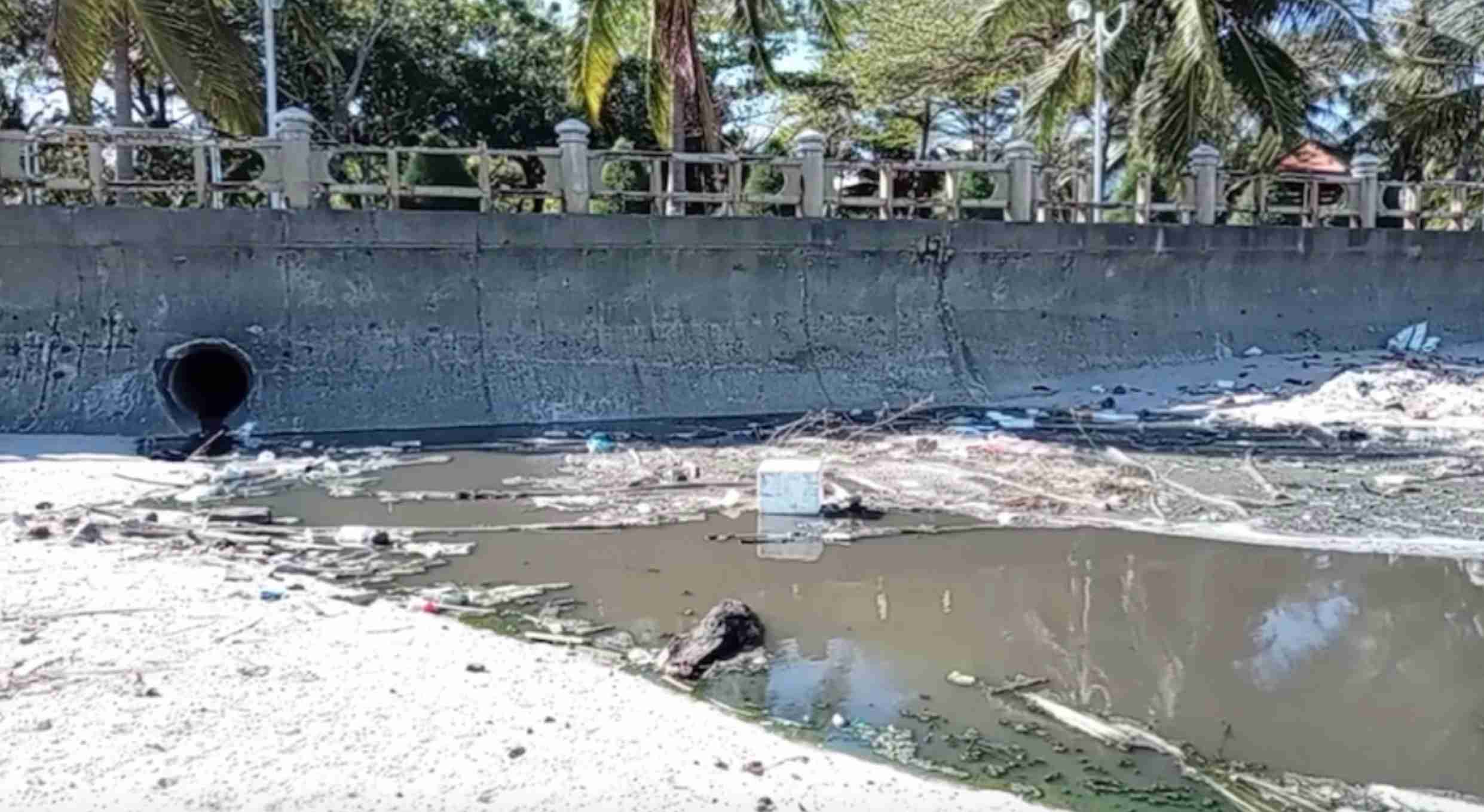 Images of black sewage culverts discharging directly into the Nha Trang sea were recorded in early March 2026. Photo: Loc Tho