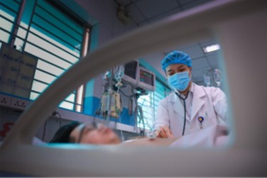 The severe Dengue hemorrhagic fever case is being treated at the Emergency - Intensive Care - Adult Poison Control Department at the Hospital for Tropical Diseases in Ho Chi Minh City. Photo source: VGP