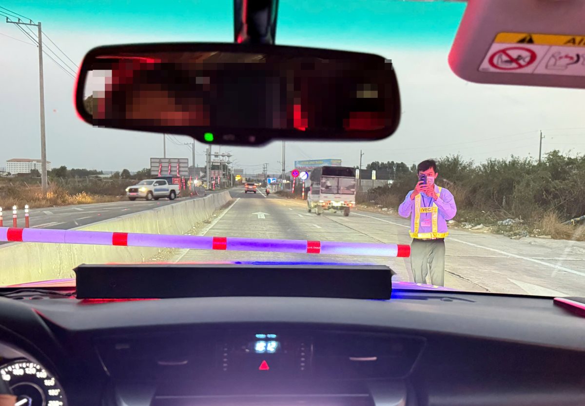 Nhân viên trạm thu phí dùng điện thoại chụp ảnh biển số xe để nhập thủ công vào hệ thống thu phí, chiều 13.3. Ảnh: Duy Tuấn 