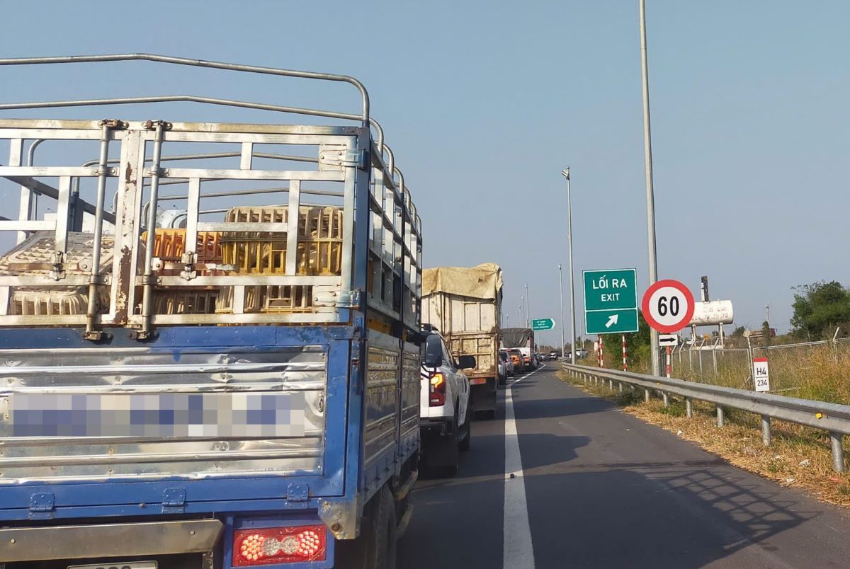 Xe ô tô xếp hàng dài trước trạm thu phí tại nút giao Phan Thiết, hôm 13.3. Ảnh: Duy Tuấn 