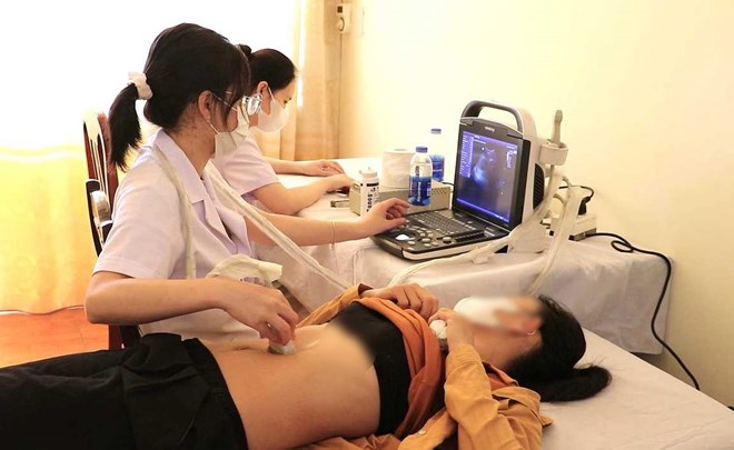 Health check-ups for workers and laborers in Quang Ninh. In the photo, doctors examine and advise on health for union members and laborers in Van Don Special Zone, Quang Ninh. Photo: Van Don Special Zone Trade Union