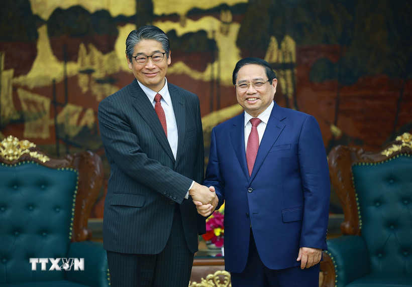 Prime Minister Pham Minh Chinh receives Japanese Ambassador to Vietnam Ito Naoki. Photo: VNA