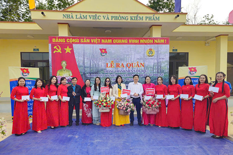 Leaders of the Company, Trade Union of Dien Bien Rubber Joint Stock Company present flowers to congratulate women on the 8th. 3. Photo: Thanh Binh