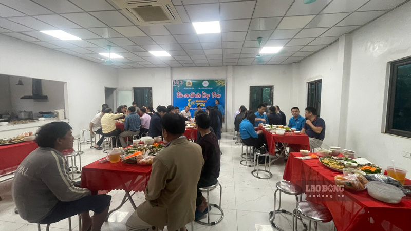 Công đoàn xã Bảo Thắng phối hợp với các công đoàn cơ sở tổ chức bữa cơm ấm áp cho đoàn viên. Ảnh: Đinh Đại