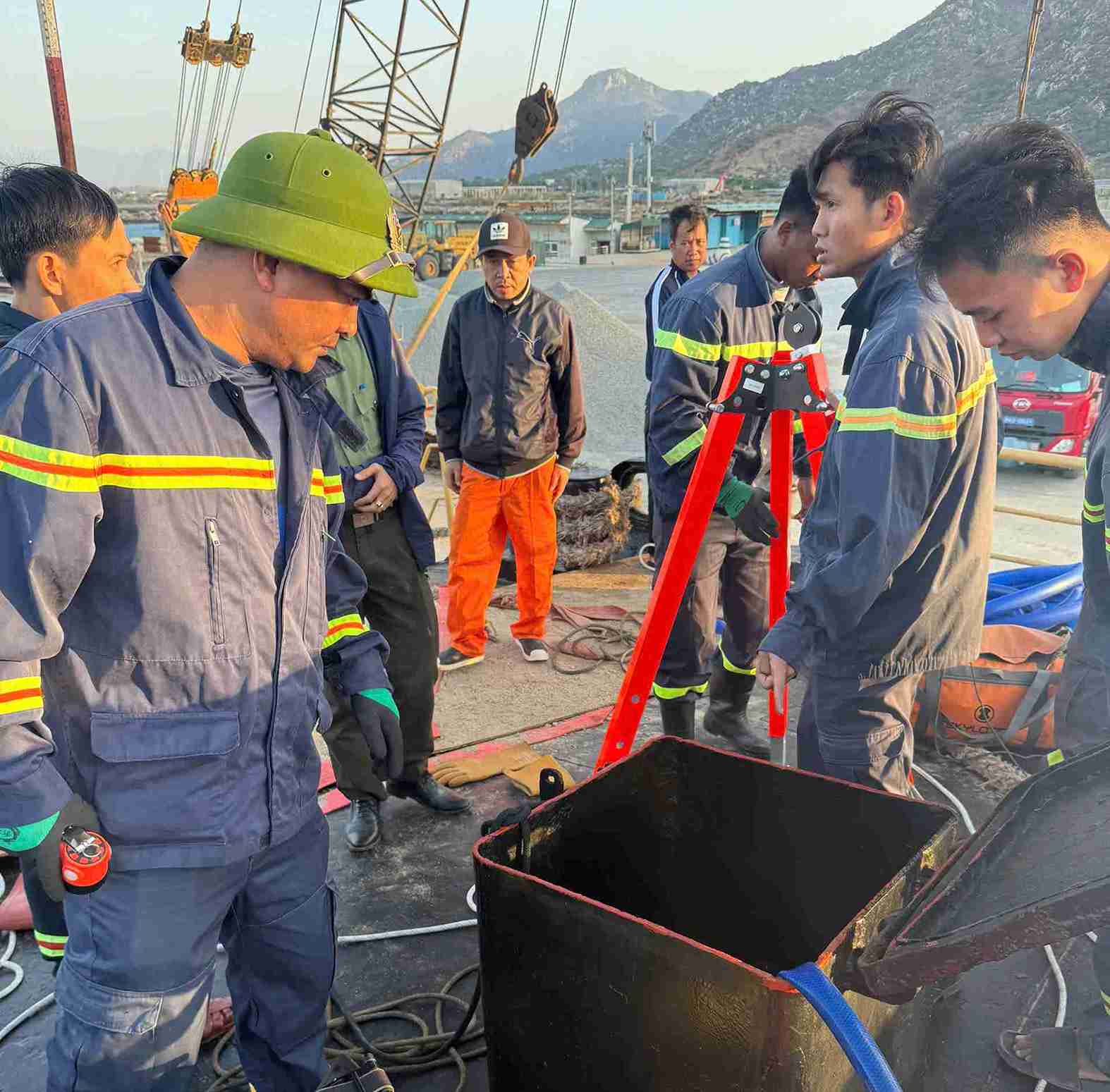 A crew member died of gas poisoning in the cargo ship's hold. Photo: Khanh Hoa Provincial Police