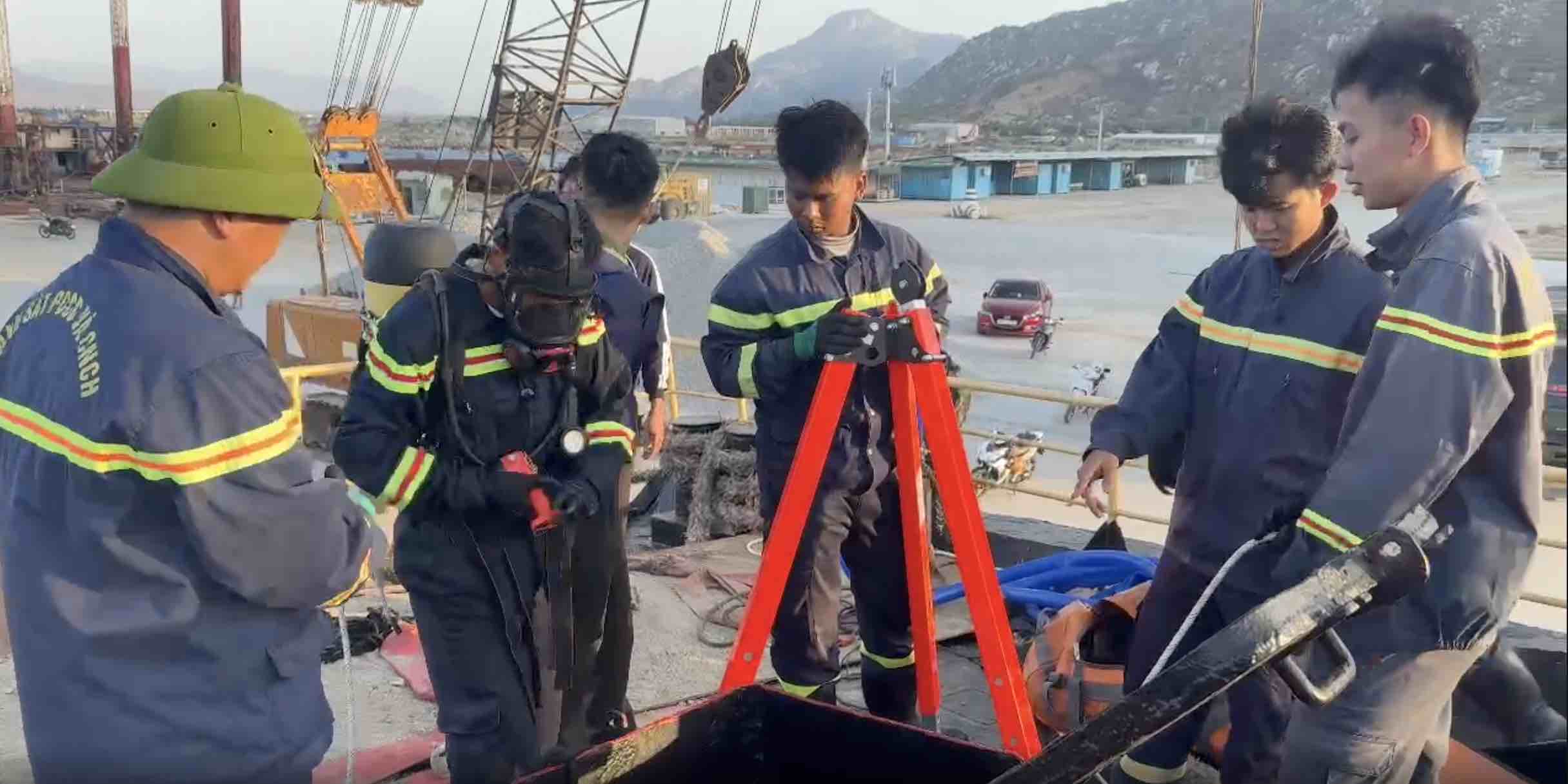 Lực lượng chức năng trang bị đồ bảo hộ xuống hầm tàu để tìm người người gặp nạn. Ảnh: Công an tỉnh Khánh Hòa