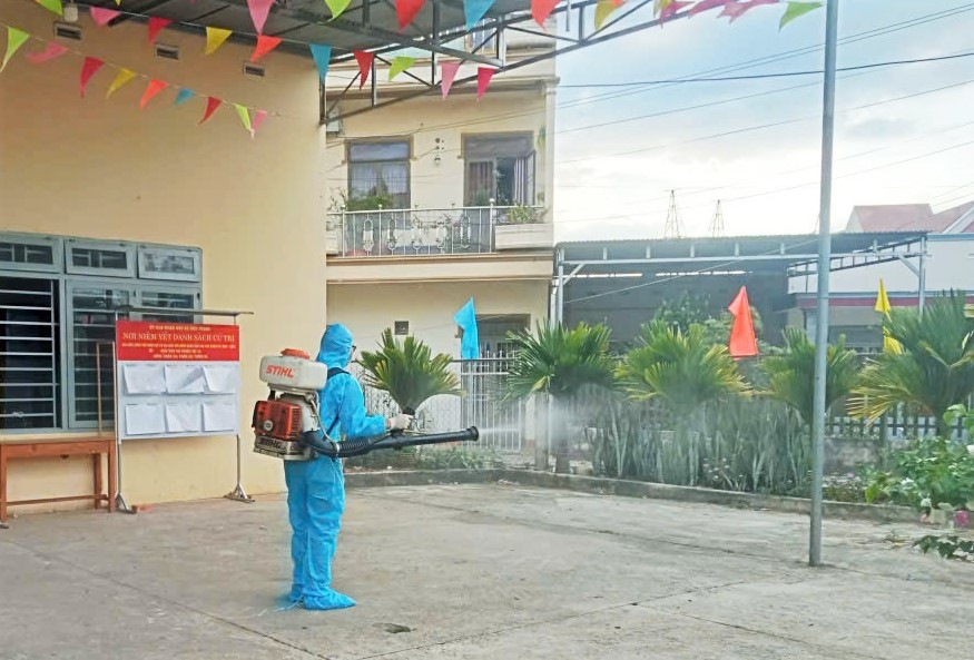 Ngành Y tế Lâm Đồng chủ động phun xịt hóa chất khử khuẩn phòng chống dịch. Ảnh: Phúc Khánh 
