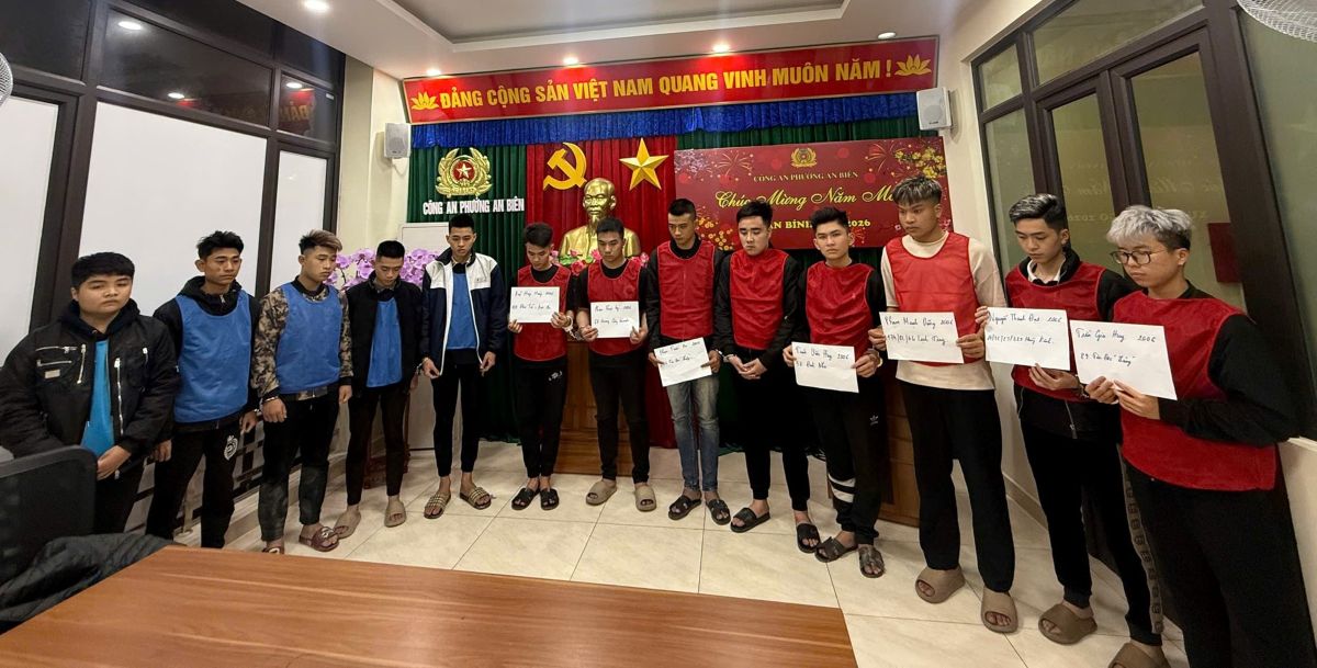 Công an phường An Biên đưa các đối tượng về trụ sở làm việc. Ảnh: Công an Hải Phòng