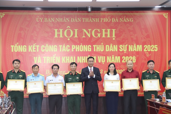 Khen thưởng các đơn vị cá nhân xuất sắc phòng chống thiên tai. Ảnh: Nguyễn Linh