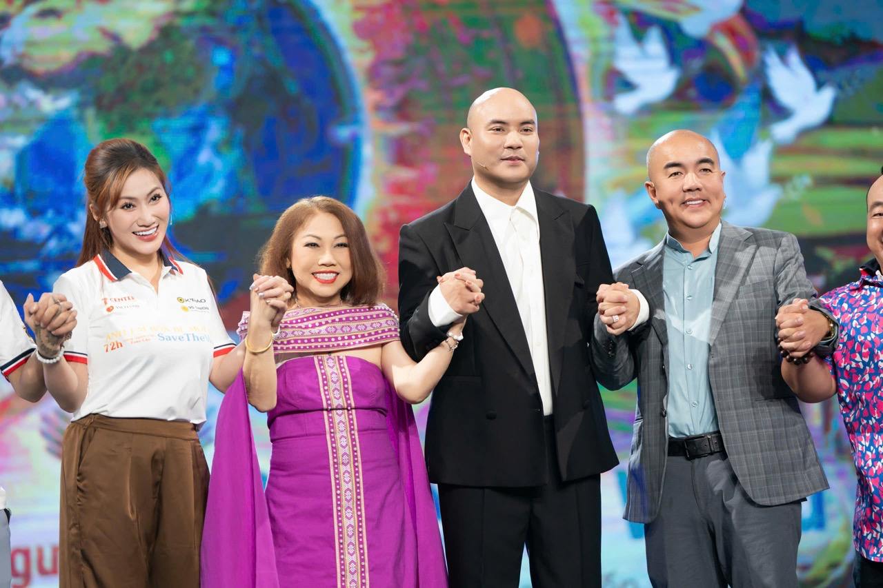 Siu Black and Vietnamese artists. Photo: Organizing Committee.