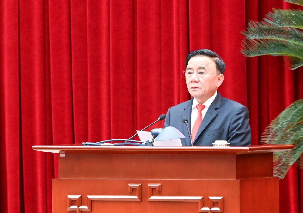Politburo Member, Standing Secretary of the Secretariat Tran Cam Tu chaired the conference to summarize the preparation for the organization and service of the 14th Party Congress. Photo: Kim Thanh