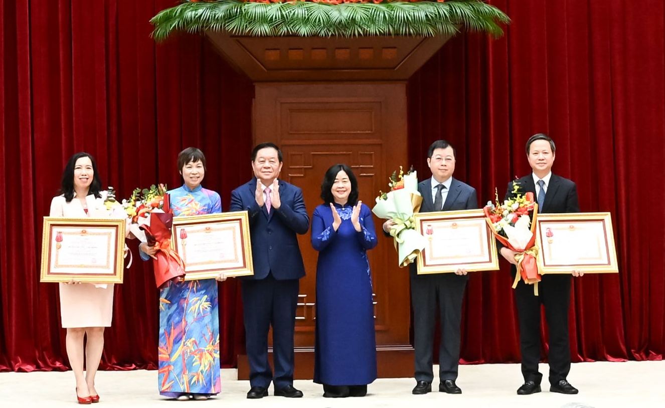 Chủ tịch Ủy ban Trung ương Mặt trận Tổ quốc Việt Nam Bùi Thị Minh Hoài và Chủ nhiệm Tổng cục Chính trị Quân đội nhân dân Việt Nam Nguyễn Trọng Nghĩa trao Huân chương Lao động hạng Nhì tặng các cơ quan có thành tích xuất sắc, đột xuất trong công tác tham mưu, tổ chức, phục vụ Đại hội XIV của Đảng