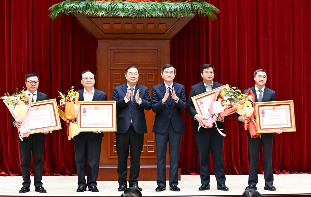 Các Ủy viên Bộ Chính trị: Bí thư Trung ương Đảng, Chánh Văn phòng Trung ương Đảng Phạm Gia Túc và Giám đốc Học viện Chính trị Quốc gia Hồ Chí Minh Đoàn Minh Huấn trao Huân chương Lao động hạng Ba tặng các cơ quan có thành tích xuất sắc, đột xuất trong công tác tham mưu, tổ chức, phục vụ Đại hội XIV của Đảng. Ảnh: Kim Thanh