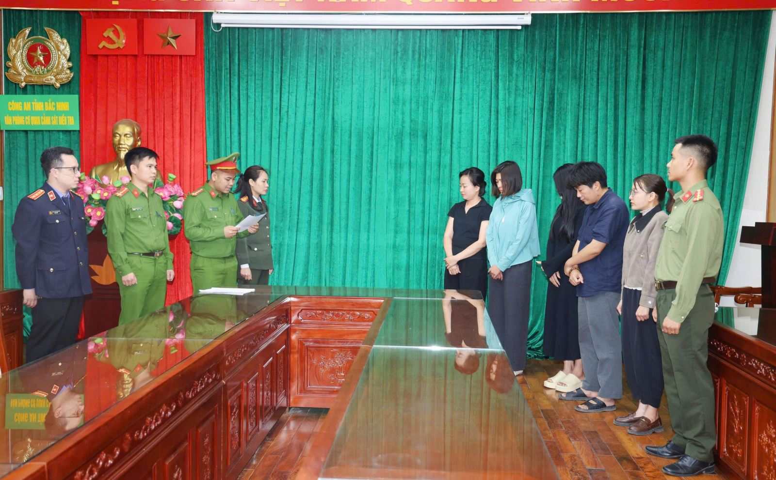 Cơ quan Cảnh sát điều tra Công an tỉnh Bắc Ninh đọc quyết định khởi tố vụ án, khởi tố bị can và Lệnh bắt bị can để tạm giam. Ảnh: Công an tỉnh Bắc Ninh

