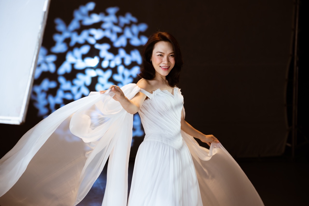 Mỹ Tâm diện váy trắng nữ tính, khác với hình ảnh có phần mạnh mẽ trước đây. Ảnh: Nghệ sĩ cung cấp.
