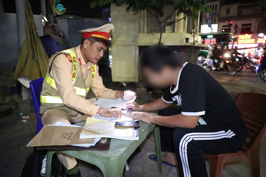 Tài xế bị phạt 3 triệu đồng để vật liệu rơi xuống đường. Ảnh: Tiến Ngô