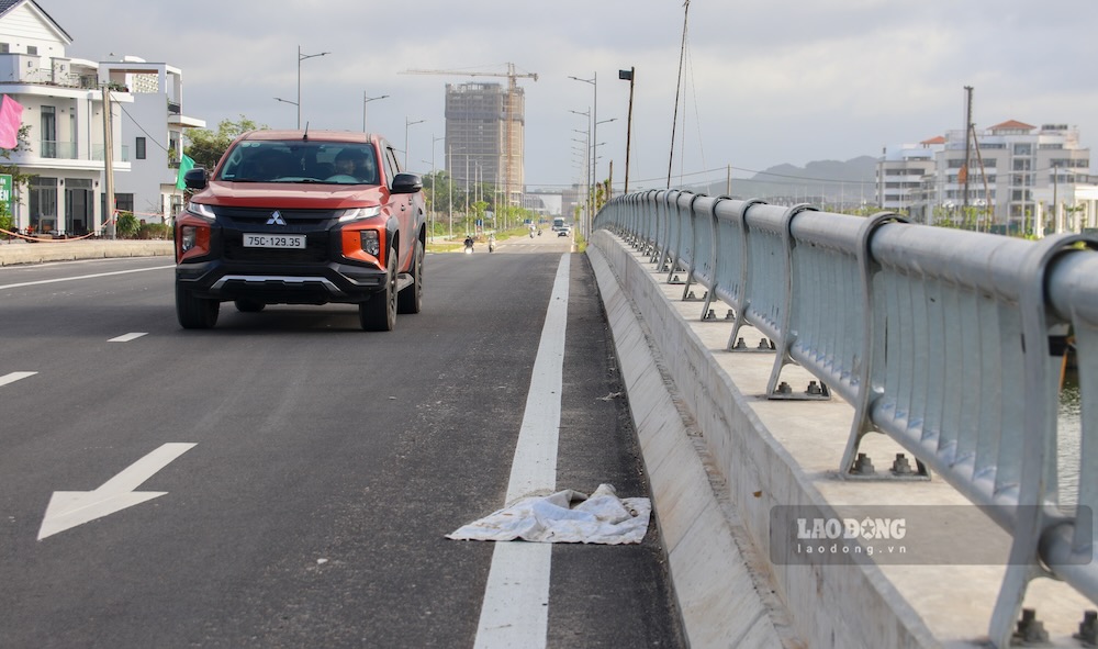 Trước đó, tại buổi làm việc với chủ đầu tư là Ban Quản lý dự án Chương trình phát triển các đô thị loại II thuộc Sở Tài chính TP Huế cuối tháng 2, nhà thầu cam kết sẽ thực hiện các hạng mục còn lại từ ngày 1.3.2026. Tuy nhiên, theo ghi nhận thực tế, đến nay công trường vẫn im lìm, chưa có dấu hiệu thi công trở lại (hình ảnh cầu chỉ được lắp một bên lan can). 