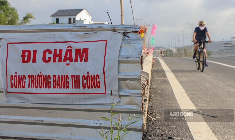 Anh Hồ Hoàng (trú phường Vỹ Dạ, TP Huế) cho biết: “Ngày nào tôi cũng đi qua cầu này. Ban ngày còn đỡ, chứ tối đến rất nguy hiểm vì thiếu đèn, lại không có lan can trên cầu. Đi xe mà cứ phải nép vào giữa cầu, nhiều lúc thấy rất lo”. 