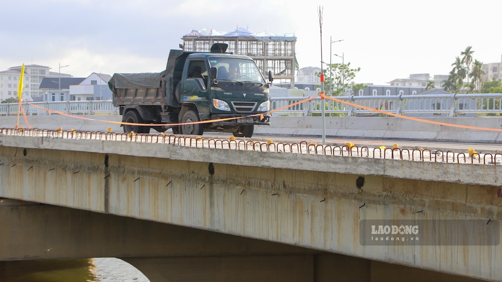 Đáng lo ngại nhất là dọc mép cầu vẫn chưa có lan can bảo vệ. Một số vị trí còn lộ ra các thanh sắt thép, tiềm ẩn nguy cơ tai nạn. 
