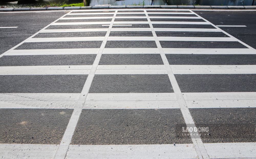 Vạch kẻ đường đã hoàn thiện nhưng nhiều hạng mục vẫn còn bỏ ngỏ. 