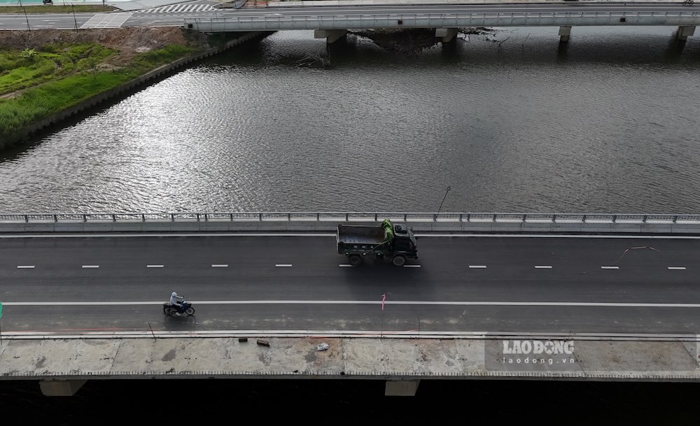 Ghi nhận của phóng viên Báo Lao Động, mặt cầu đã được thảm nhựa, phương tiện lưu thông hai chiều khá đông. Tuy vậy, phần lề bộ hành vẫn chưa thi công xong, nhiều đoạn còn nham nhở.