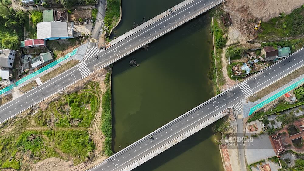 Cầu được thiết kế gồm hai đơn nguyên tách biệt, phục vụ hai chiều lưu thông giữa khu A và khu B thuộc khu đô thị mới An Vân Dương, mỗi bên có ba làn xe. Dù đã đưa vào sử dụng, nhiều hạng mục quan trọng như lan can, lề đi bộ, bệ đỡ cột đèn vẫn chưa hoàn thiện. 