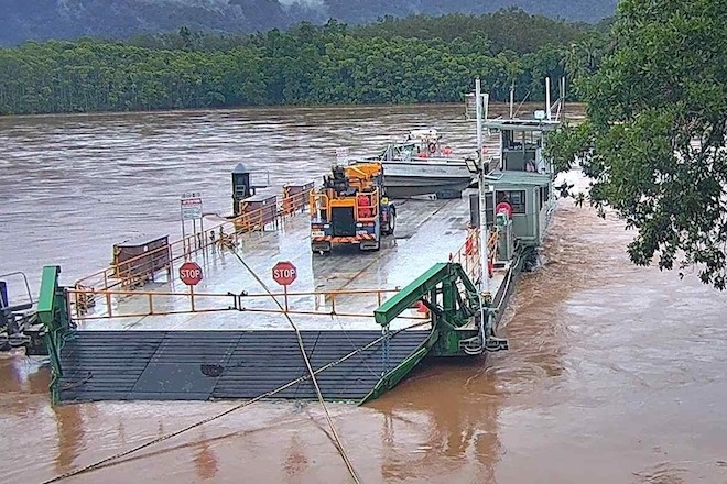 Phà chở ô tô Daintree bị hư hỏng, các thuyền du lịch sông địa phương đang cung cấp dịch vụ vận chuyển trên các tuyến đường quan trọng đến các cộng đồng phía bắc Daintree. Ảnh: Hội đồng Shire Douglas