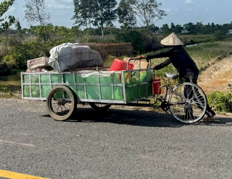 Chiếc xe ve chai cũ là phương tiện kiếm sống chính của ông Bạch suốt nhiều năm qua. Ảnh: Phương Anh