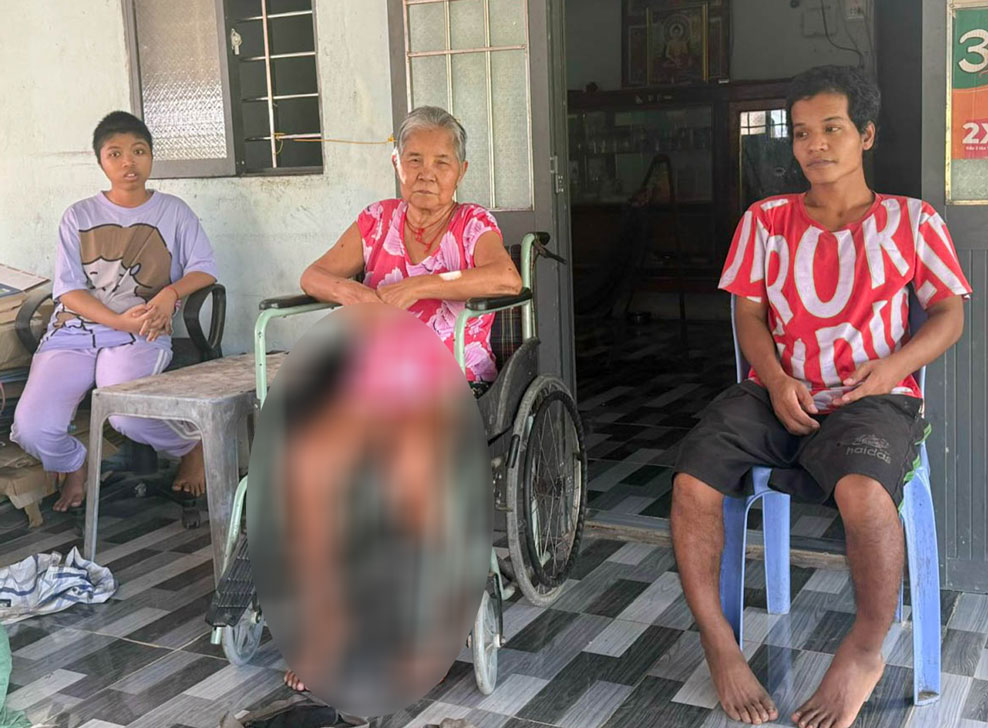 Người vợ, con út và các cháu ngoại đều trông cậy vào sự chăm sóc và nguồn thu nhập ít ỏi từ ông Bạch. Ảnh: Phương Anh