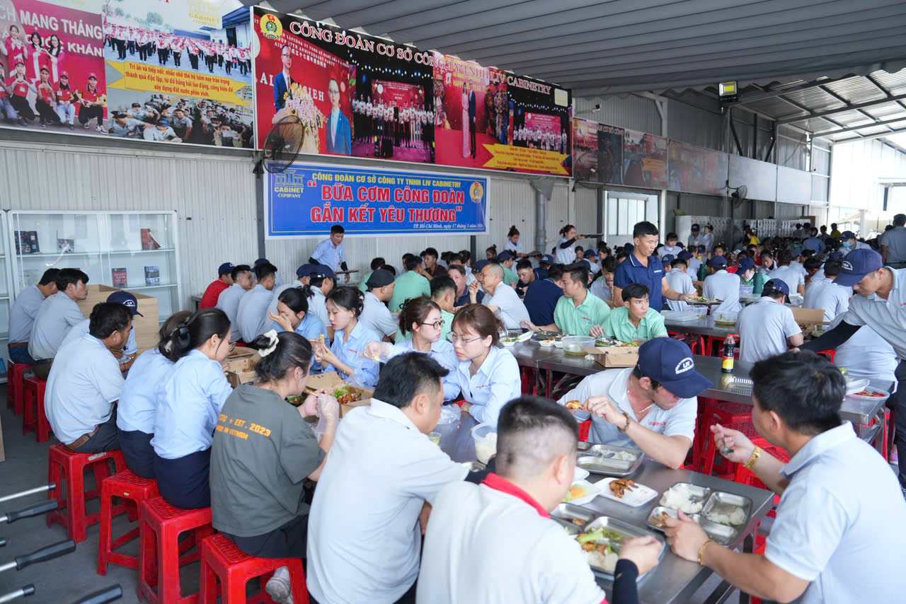 “Bữa cơm Công đoàn - Gắn kết yêu thương” được tổ chức cho 350 lao động. Ảnh: CĐCS cung cấp